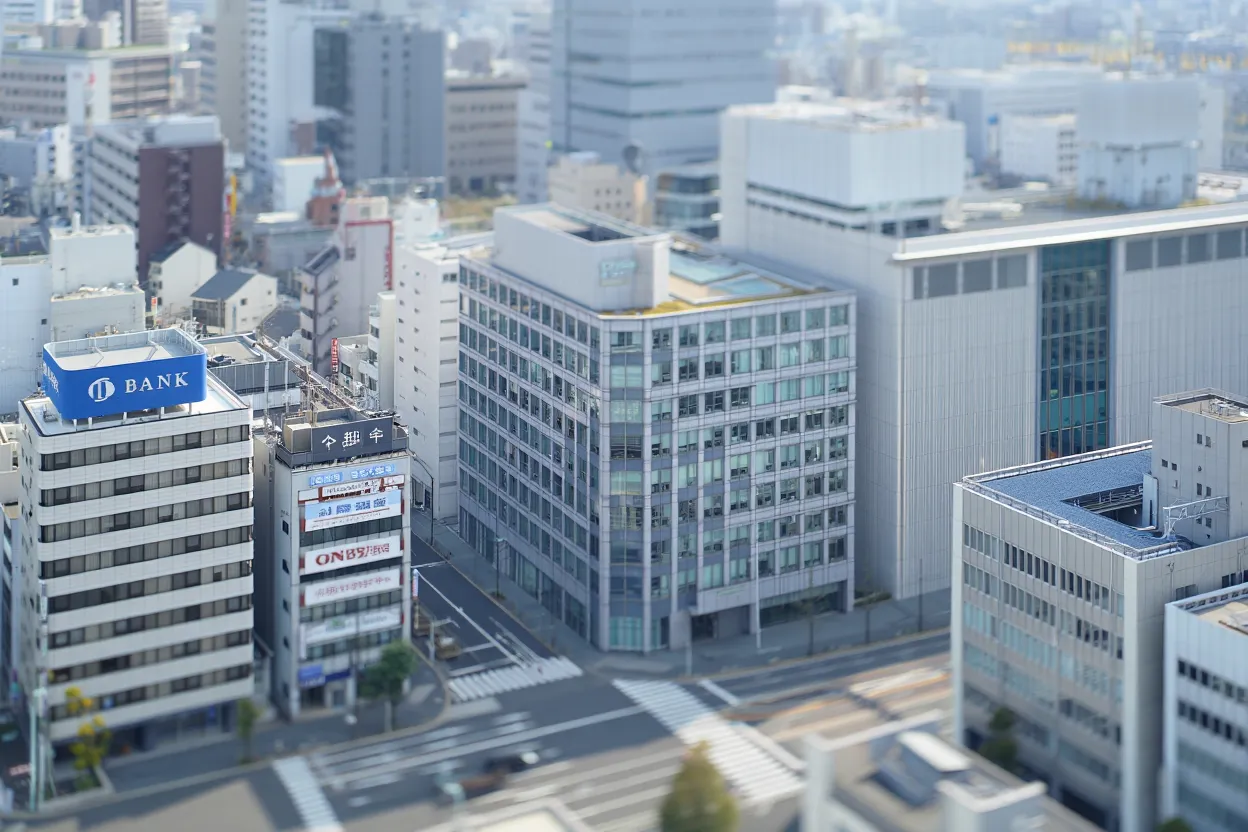 Bank CRE loan performance improved in Q4 2025, with higher originations and lower delinquencies, though geopolitical risks remain a concern.