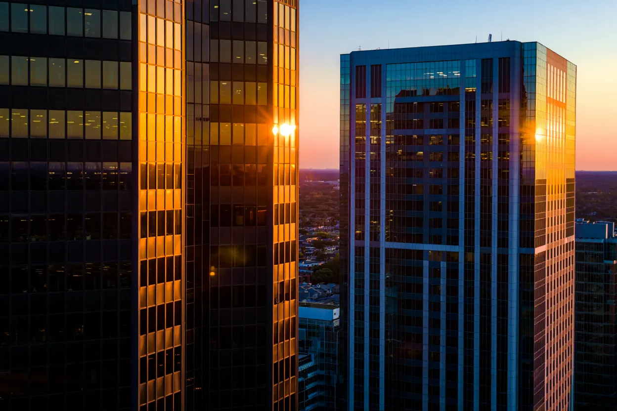 Dallas office market sees rising demand as net absorption turns positive. Key vacancy, rent, and construction trends shaping office space.