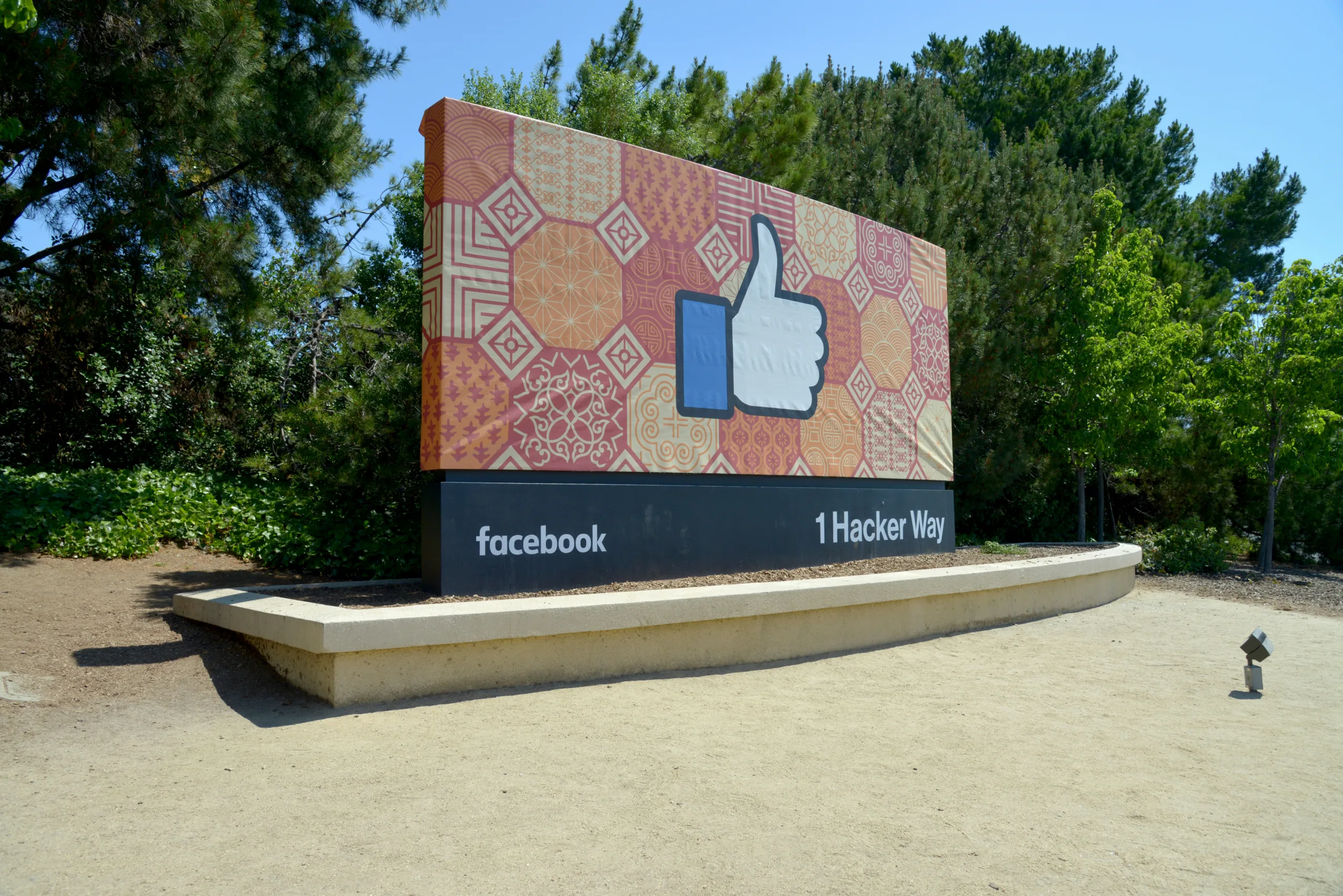 Meta halted its 1.6M SF Willow Village project in Menlo Park as weaker office demand reshapes Bay Area development.