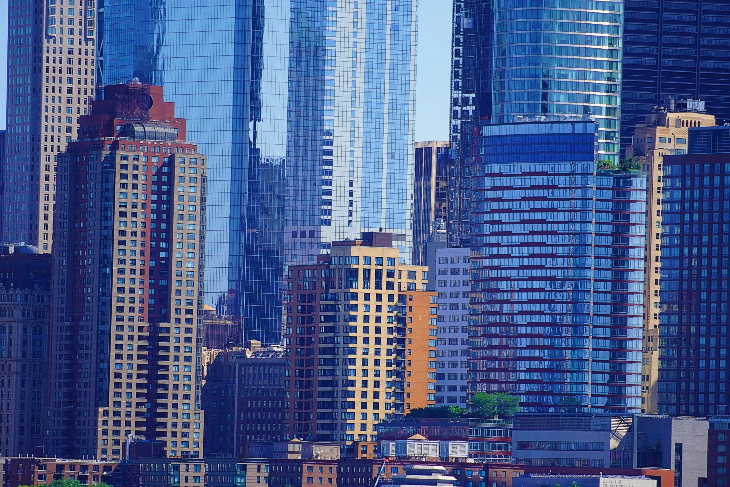 SL Green and Mori Building will develop an 850,000-SF NYC office tower near Grand Central, betting on demand for trophy workspace.