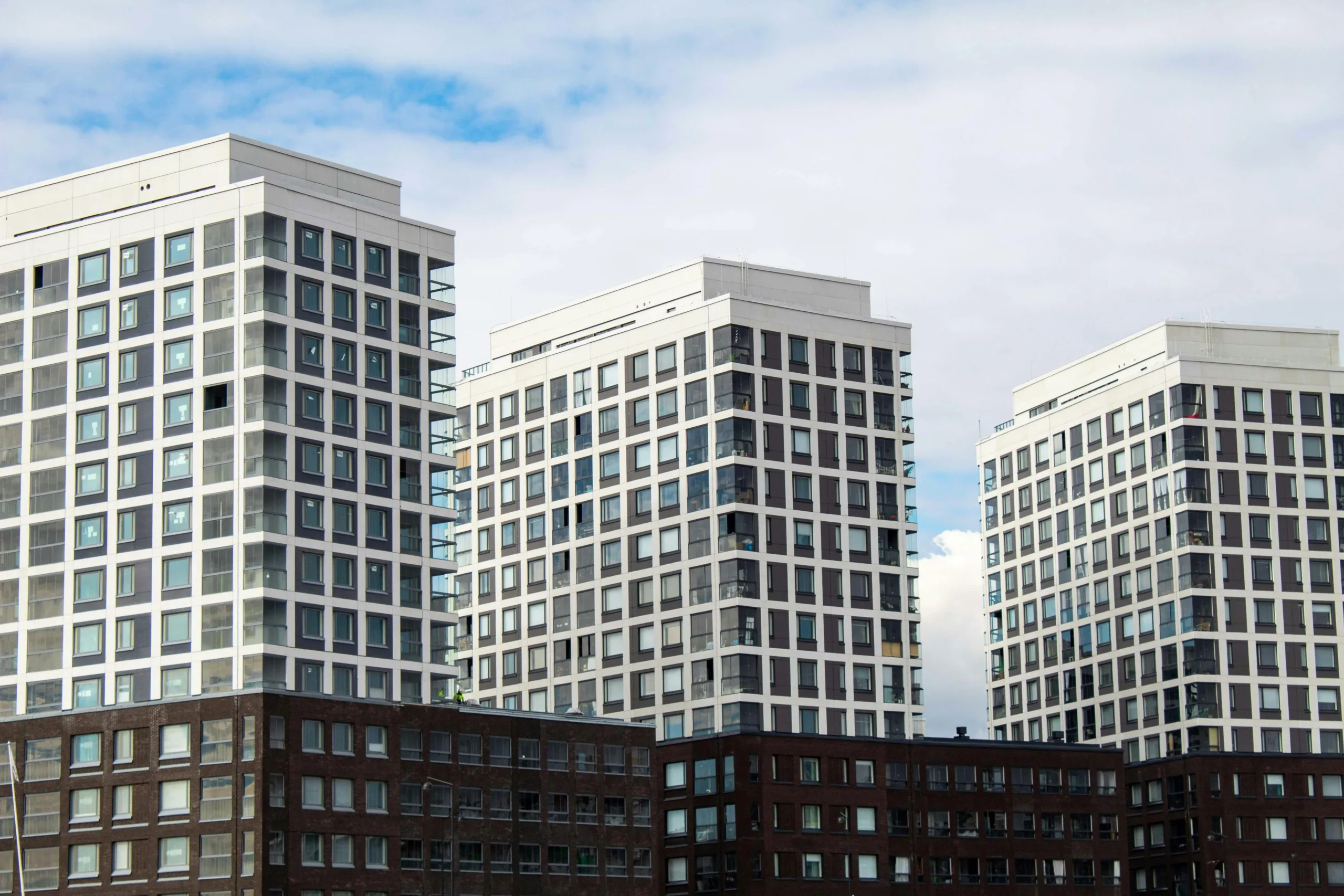 US apartment transactions dropped 42% in Q1 2026 as multifamily investors pulled back despite steady pricing and resilient cap rates.