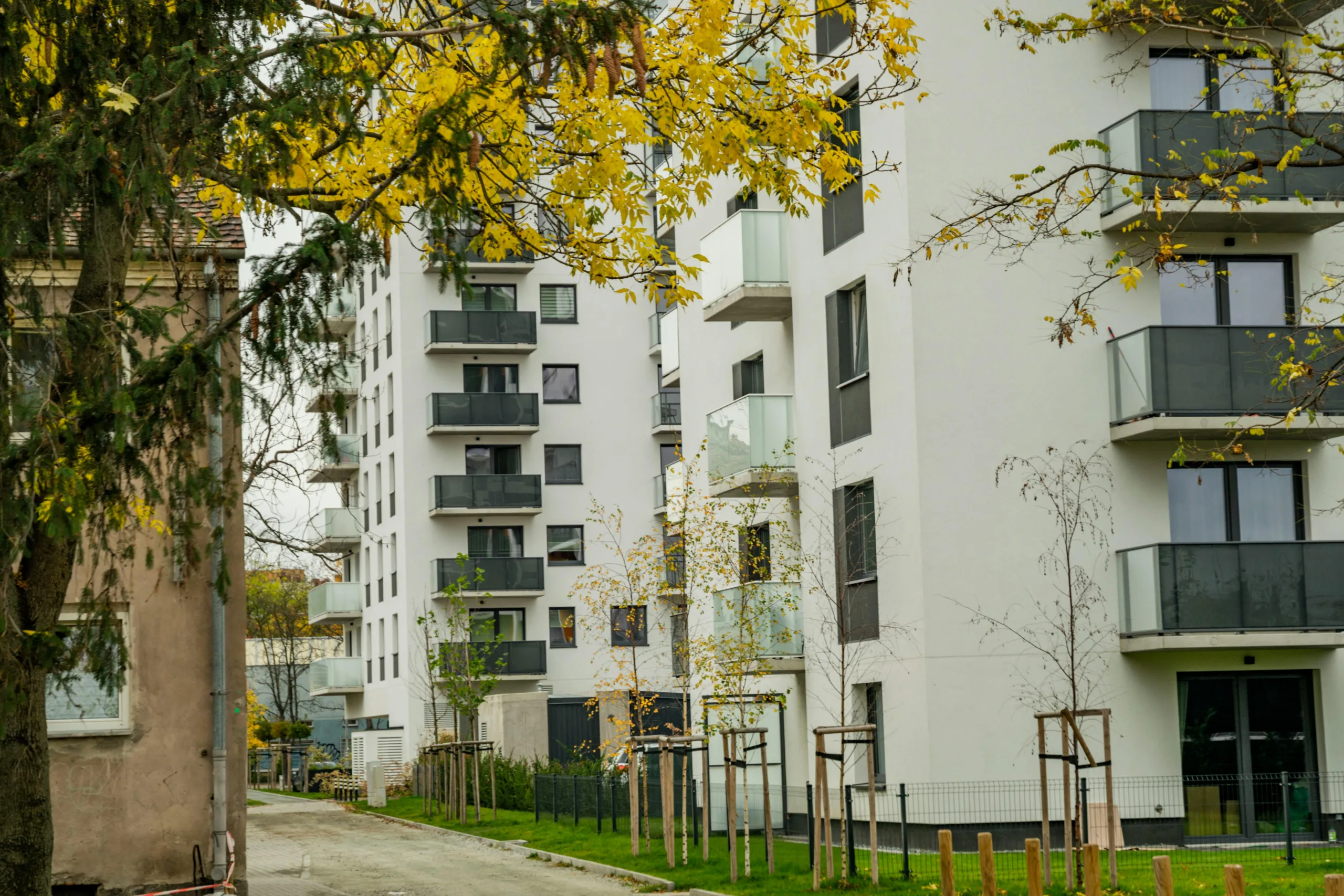 US multifamily rent growth held at 1% annually in April 2026 as oversupplied Sun Belt markets continued to face pricing pressure.