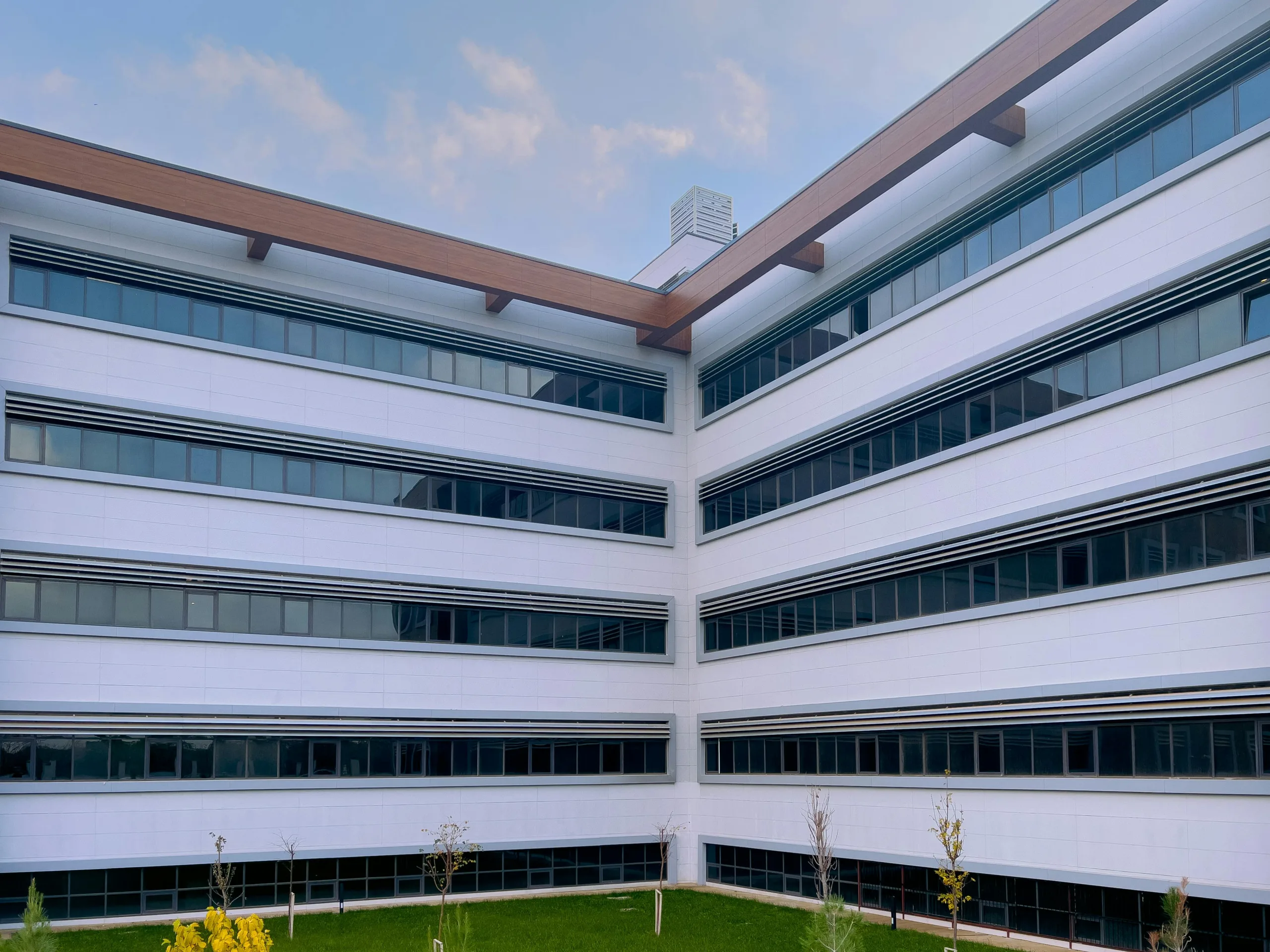 Law firms accounted for 21.7% of US office leases above $100 PSF in Q1 2026, boosting demand for trophy office space.