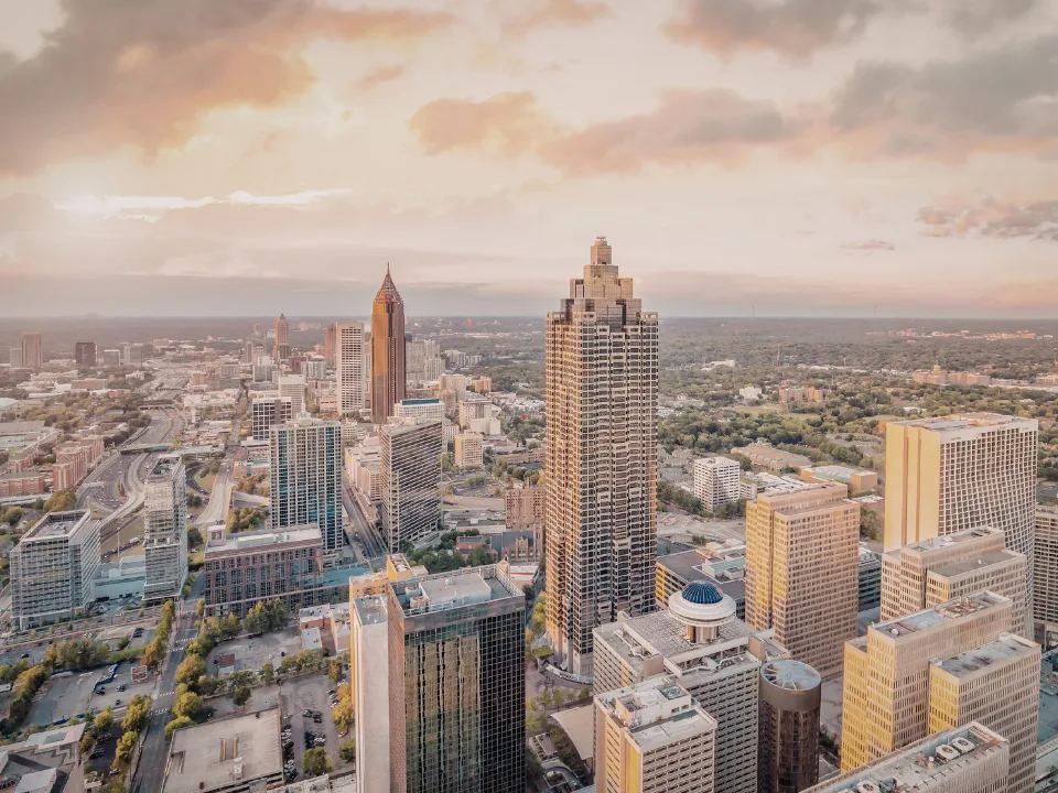 US CRE fundamentals remained stable in Q1 2026, with retail leading returns and gateway markets outperforming across key property sectors.