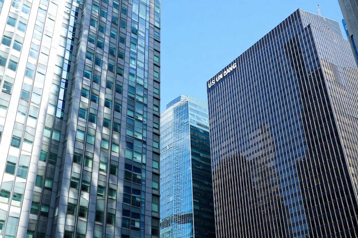 Major US banks cleared the 2026 Fed stress test, paving the way for higher dividends and buybacks despite heightened CRE and housing risks.