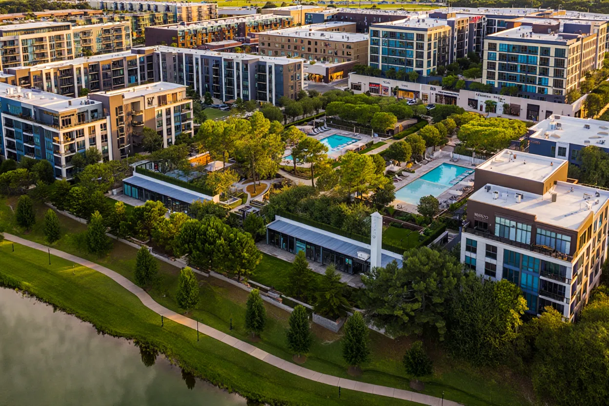 Blackstone provided a $125M refinance for Harbor Group’s 908-unit Alesio Urban Center, reinforcing Dallas multifamily strength.
