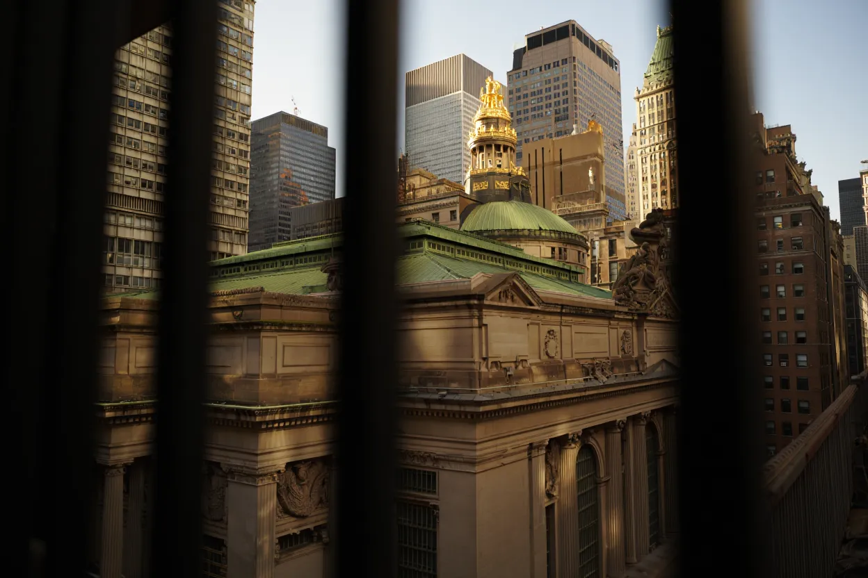 The Helmsley Building is up for sale as vacancy climbs and its loan faces restructuring, testing demand for Park Avenue office space.