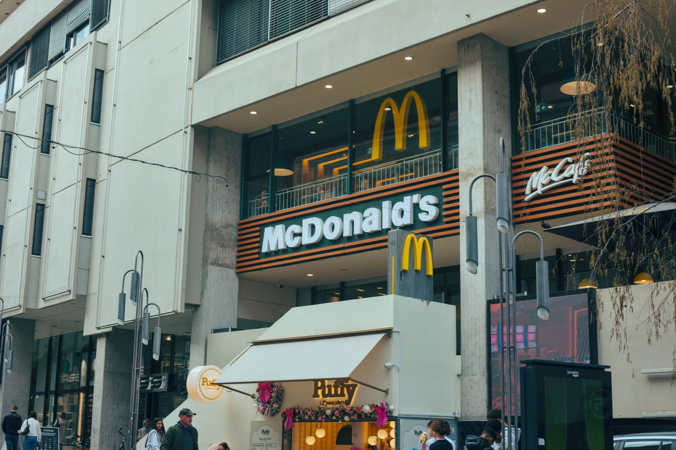 McDonald's is redesigning its US restaurants and adding more automation to boost efficiency as competition and consumer expectations rise.