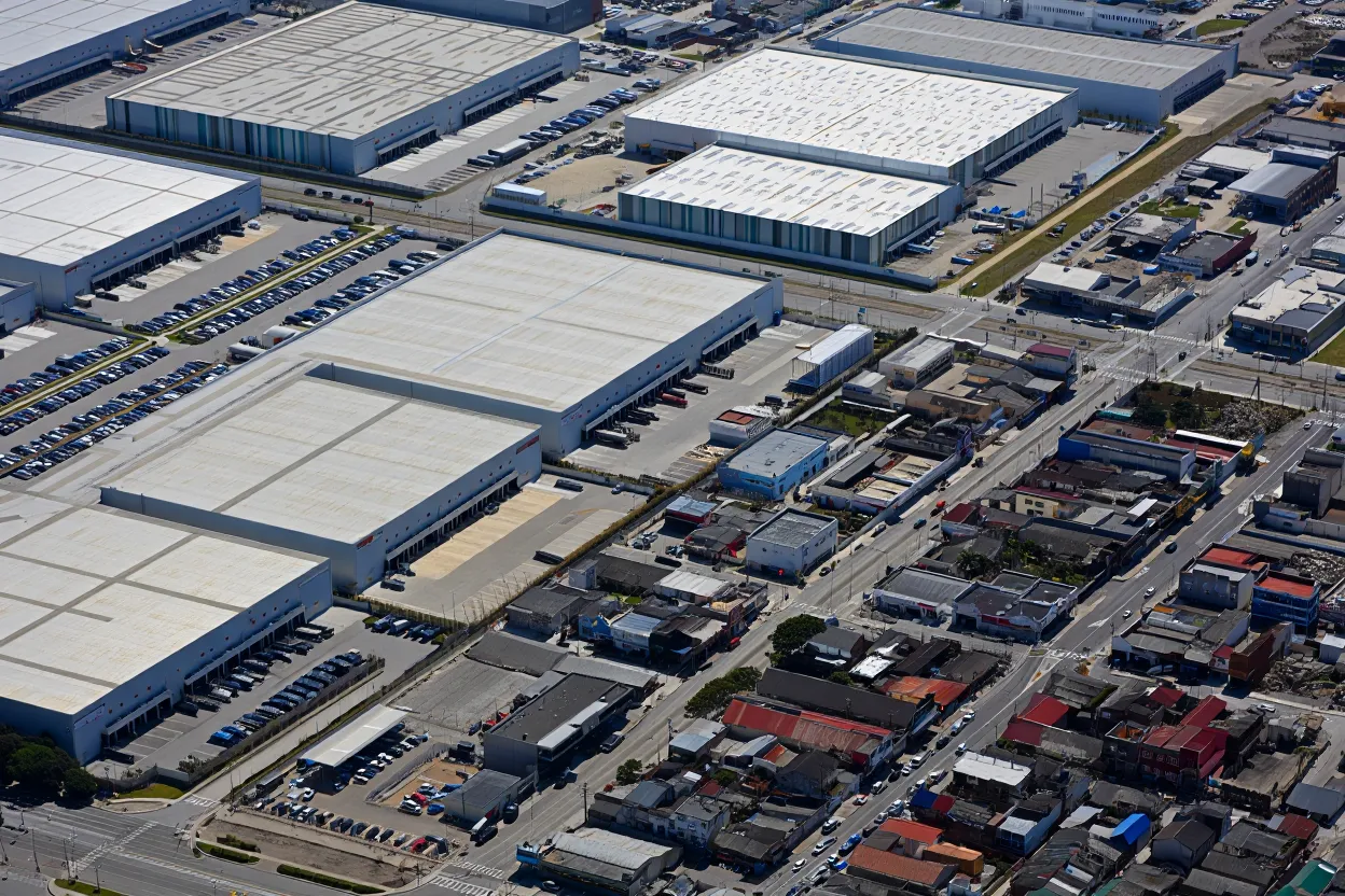 Logistics leasing is splitting as big tenants upgrade to modern warehouses while small users stay in infill spaces, widening vacancy and risk.