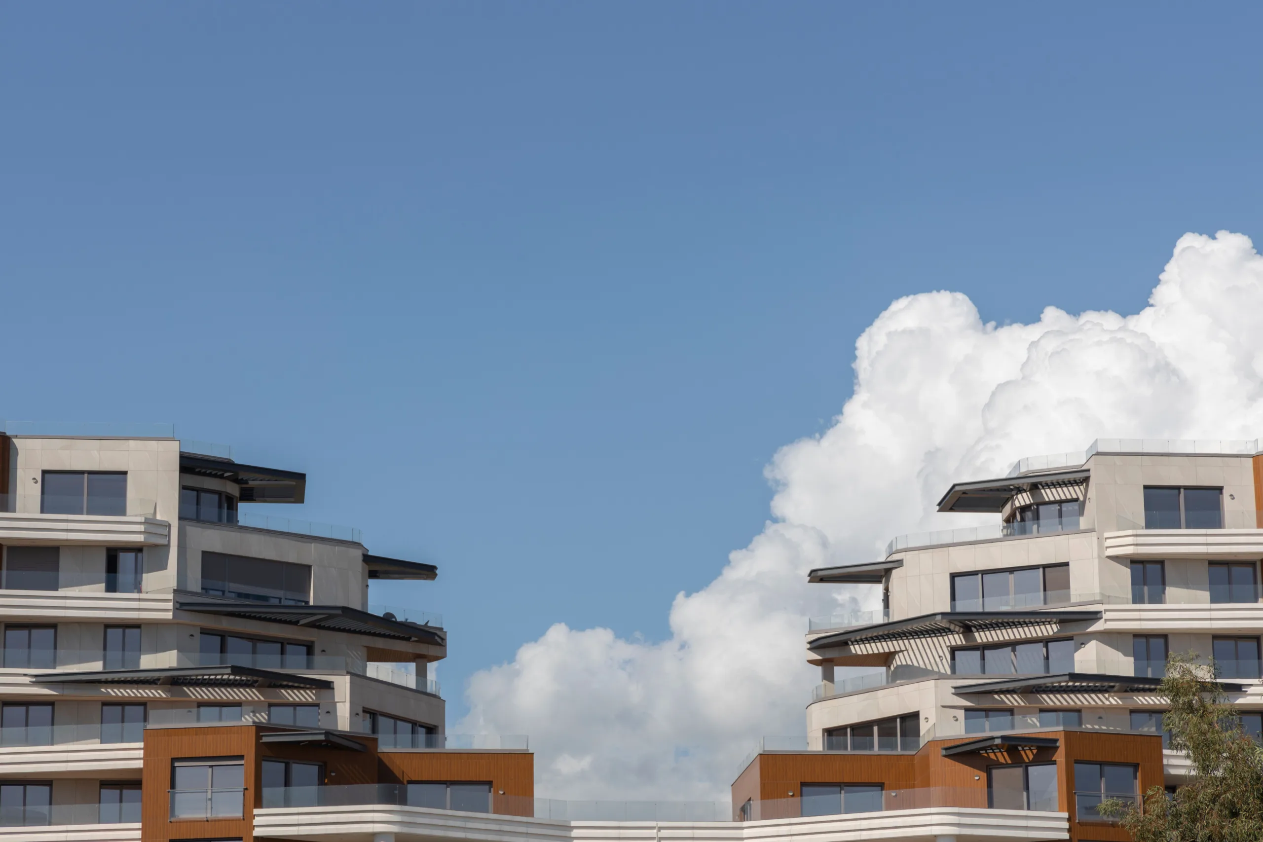US apartment concession use fell for the second month in July, but discounts remain substantial, according to RealPage Market Analytics.
