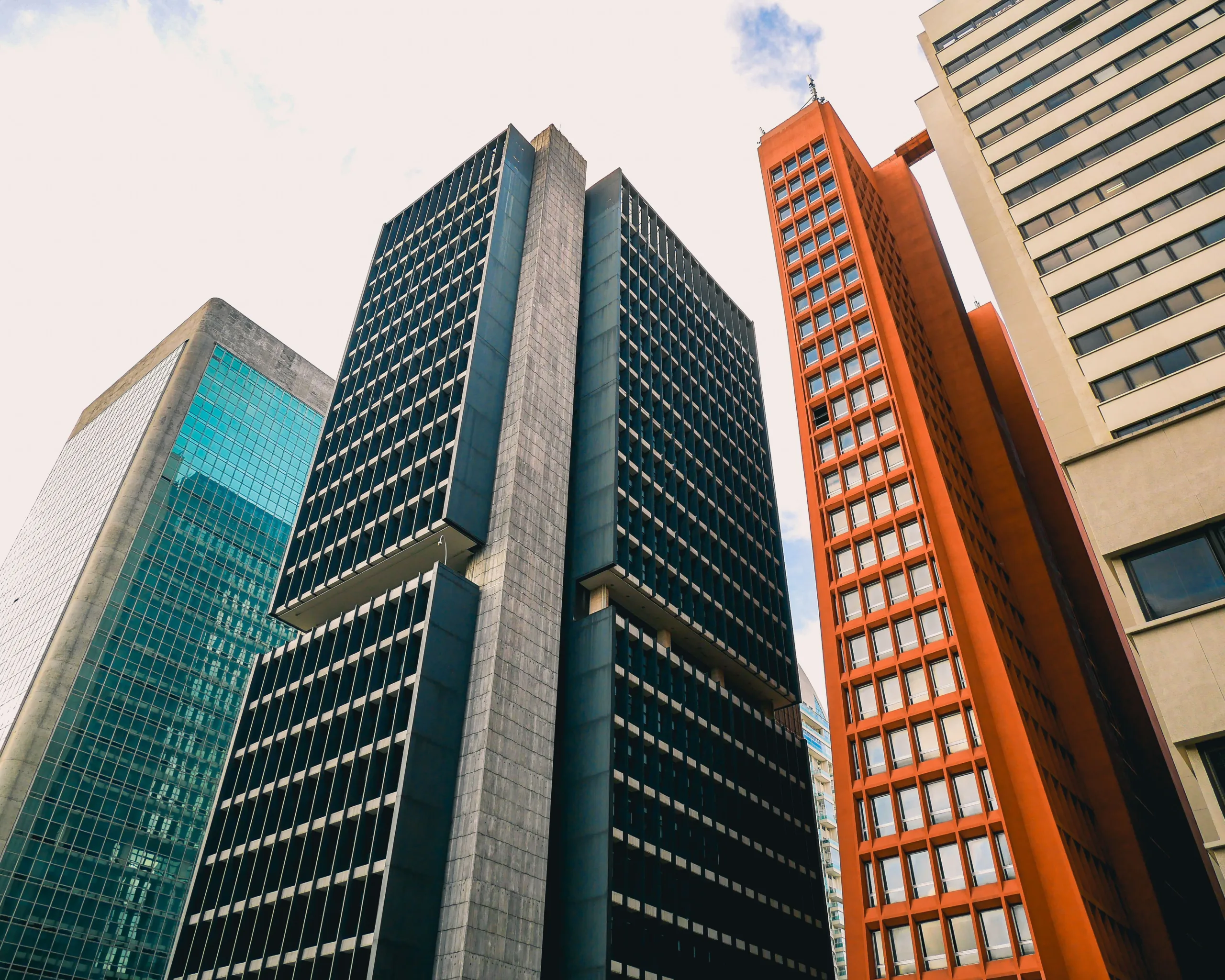 US office vacancy falls to 15.8% as positive absorption and hybrid work support demand, while market performance remains uneven.