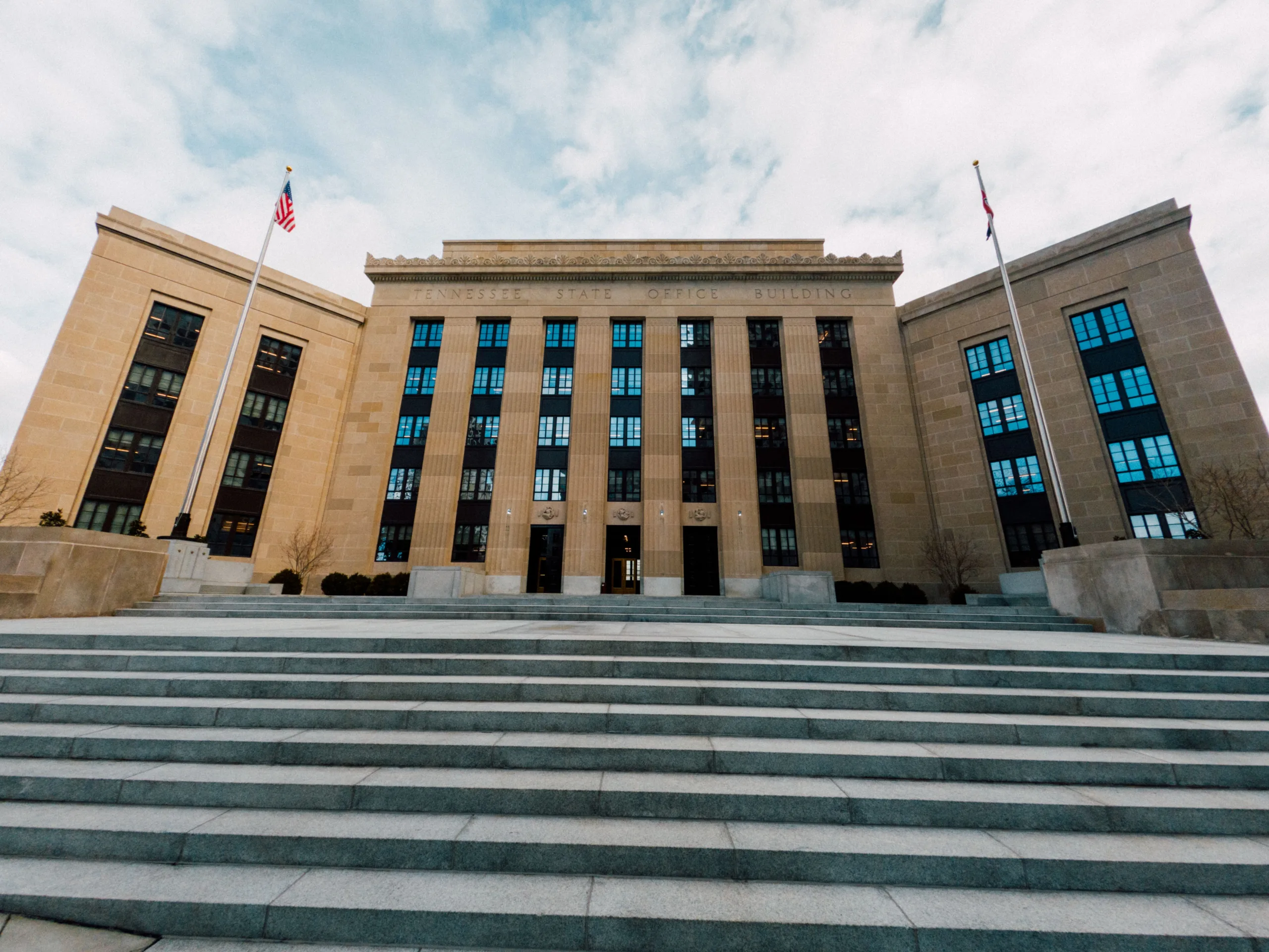 A University of Chicago poll finds most economists expect US inflation to stay above 2%, keeping rates and Treasury yields elevated for CRE.