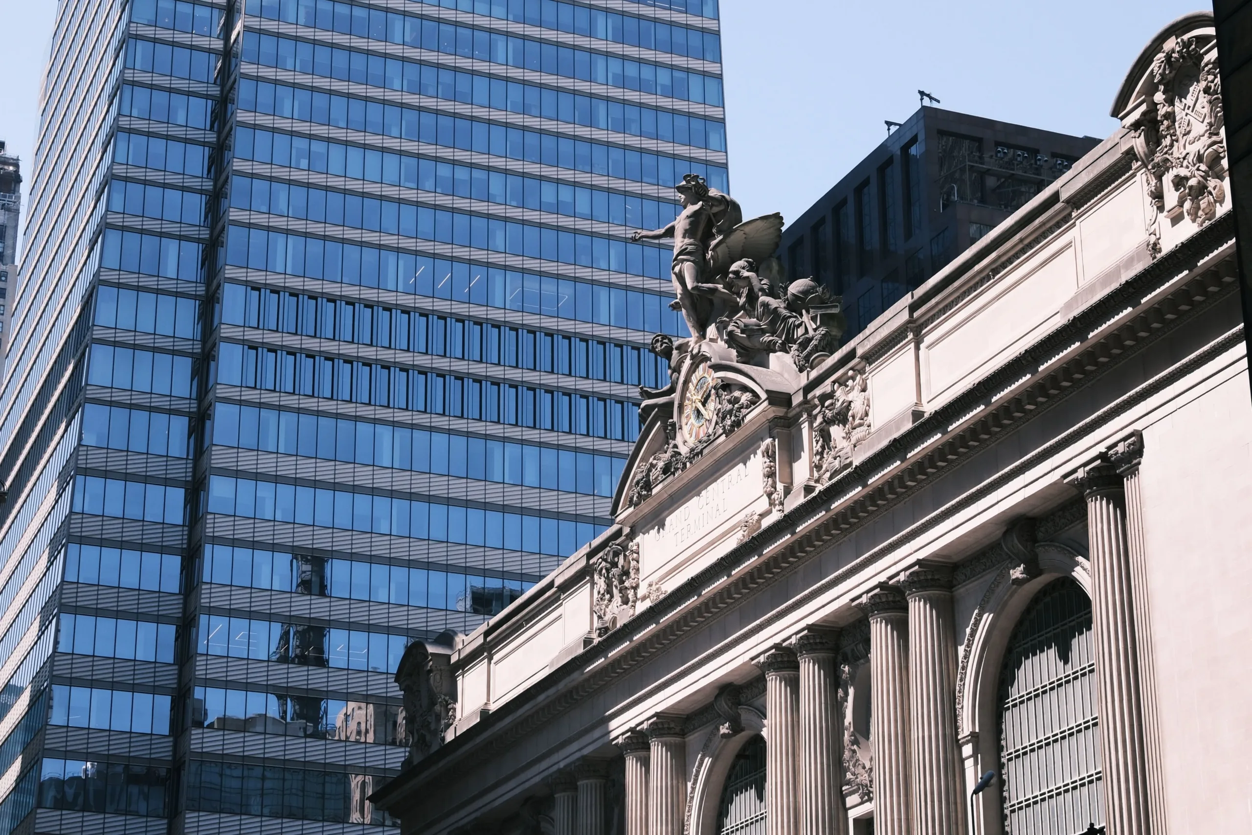 New Manhattan trophy towers command higher rents than renovated older assets, widening the age-based rent gap.