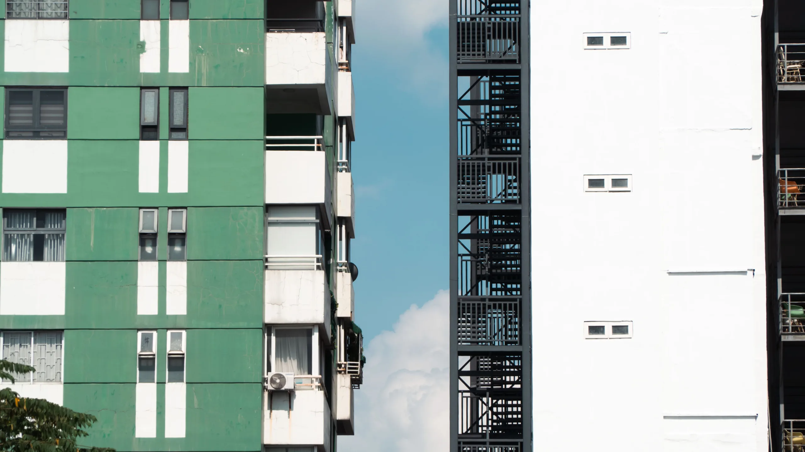 US South apartment oversupply has pushed rents down, while Class A resilience and uneven metro trends signal a complex recovery.