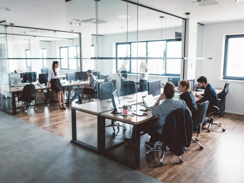 Coworking prices vary sharply across US metros, with membership, day pass and meeting room costs reshaping flexible workspace budgets.