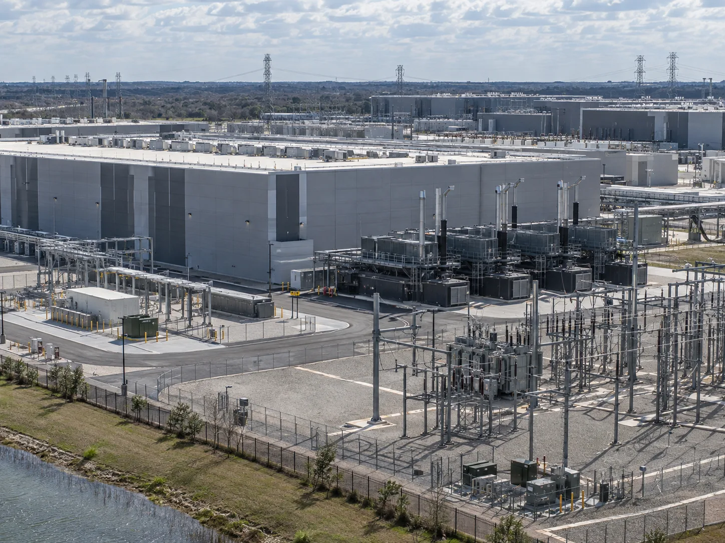US data center growth faces long power waits, local opposition, water exposure and insurance gaps as AI projects scale rapidly.