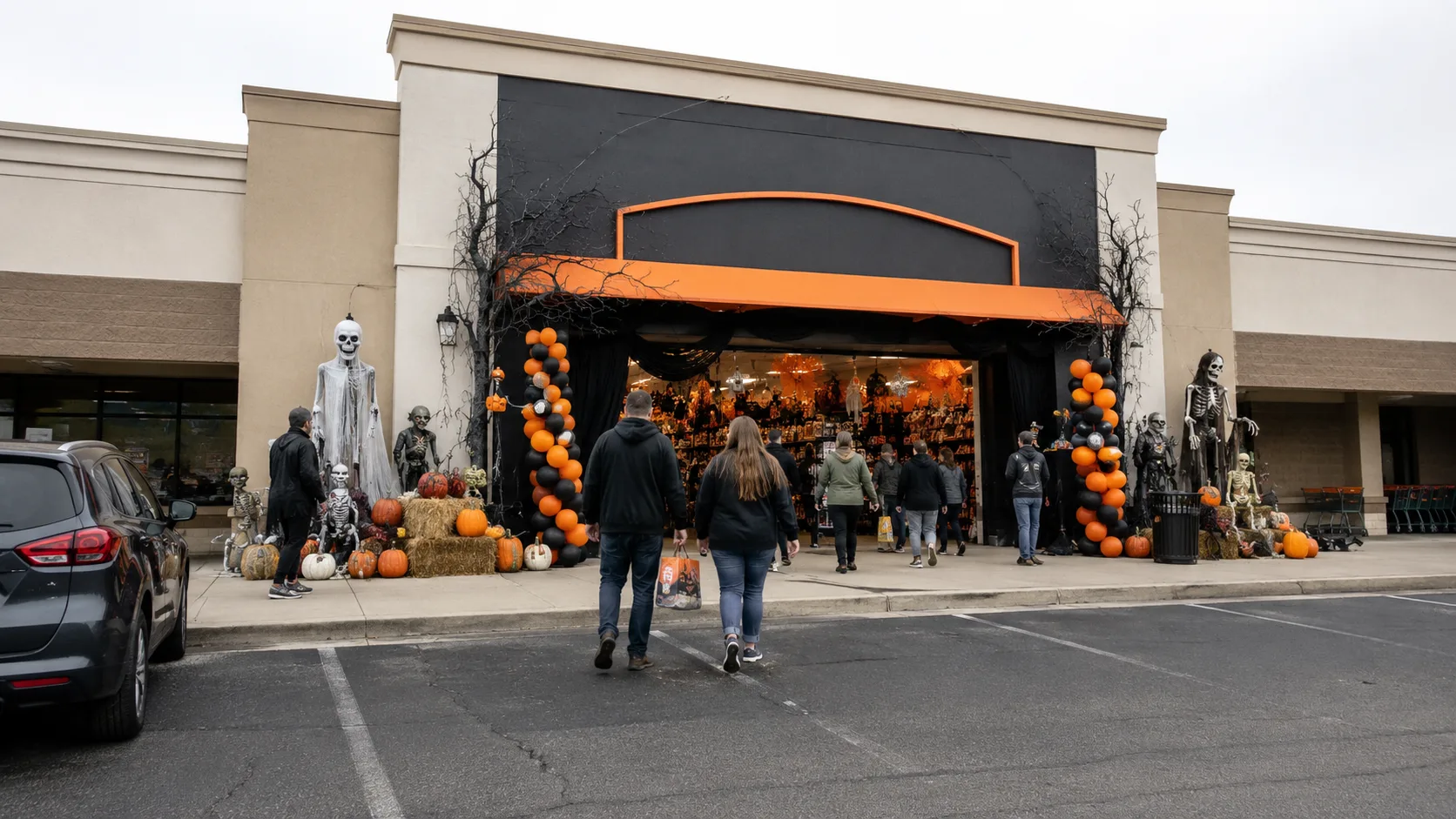 Spirit Halloween uses flexible leases and vacant big-box stores to open 1,500 pop-ups and help landlords monetize empty space.
