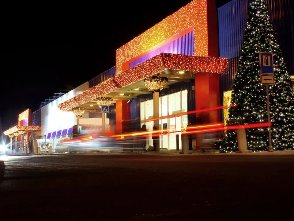 Newmark: Longer Holiday Season Lifts Retail Real Estate